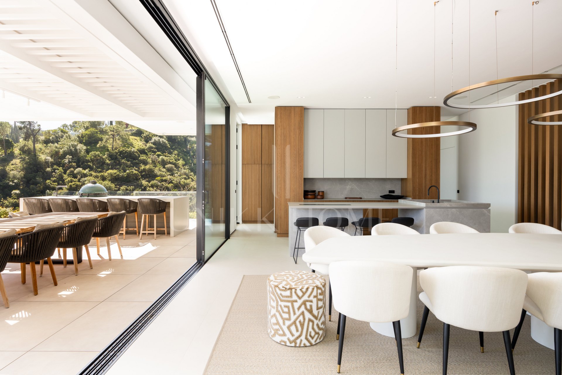 Casa De Canto is an exceptional seven-bedroom contemporary estate, in prestigious gated community of El Madroñal.