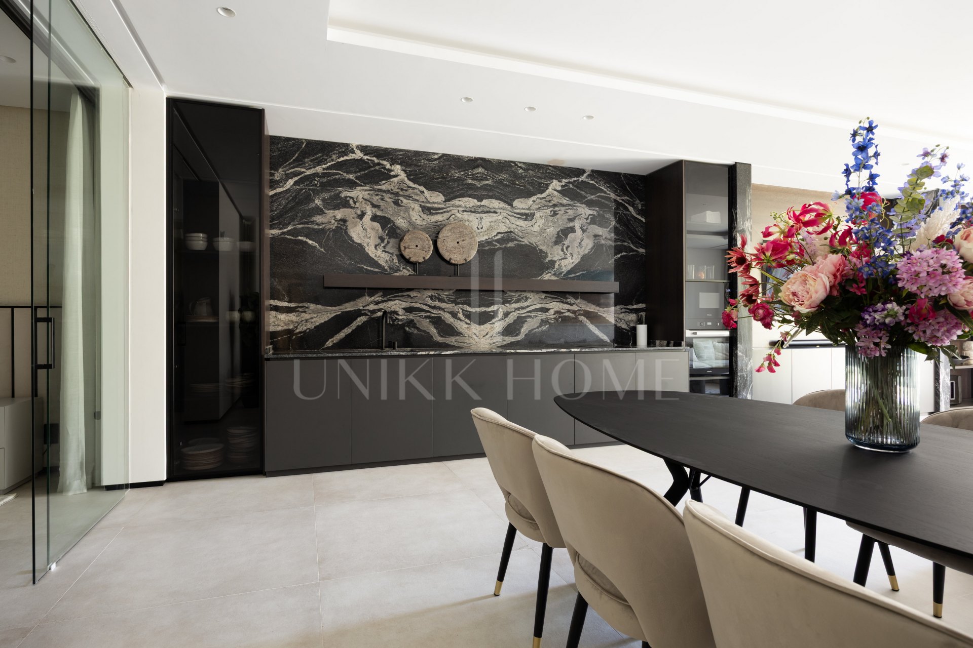 Casa De Canto is an exceptional seven-bedroom contemporary estate, in prestigious gated community of El Madroñal.