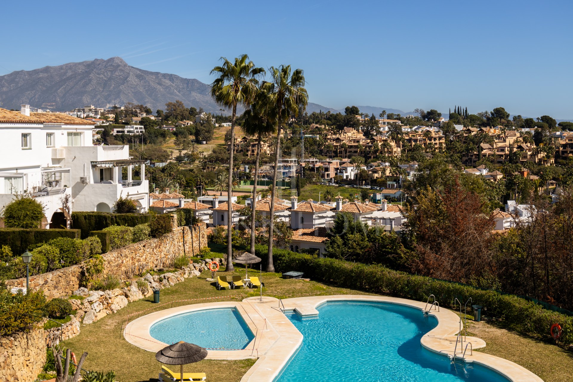 Renovated two-bedroom penthouse in El Paraíso featuring dual terraces, panoramic Mediterranean and La Concha views, luxury finishes, and a prime locations