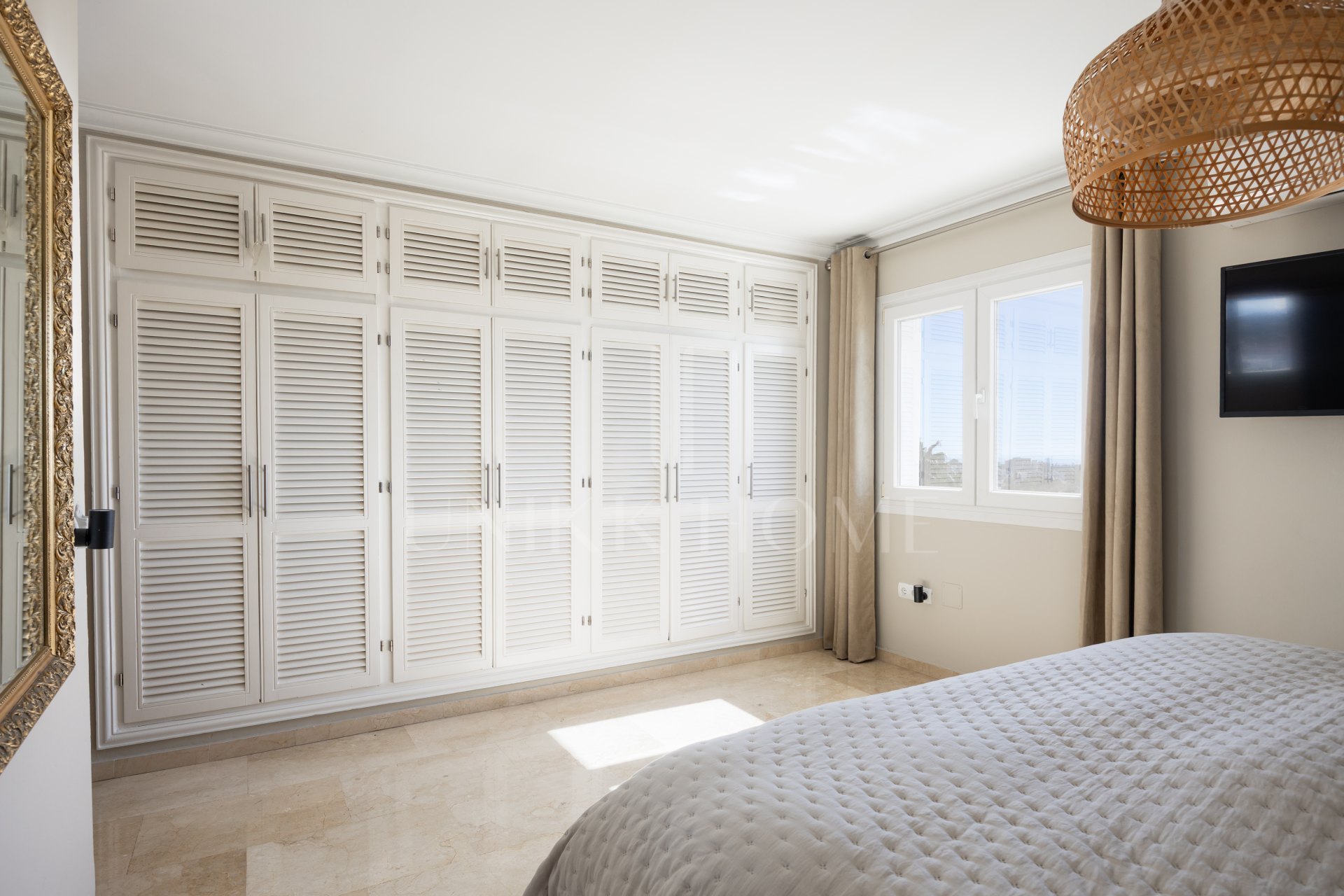 Renovated two-bedroom penthouse in El Paraíso featuring dual terraces, panoramic Mediterranean and La Concha views, luxury finishes, and a prime locations