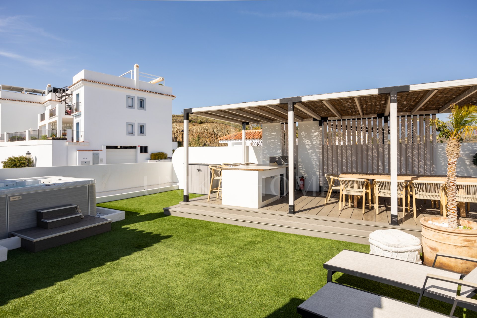 Luxury 3-Bedroom Penthouse with Panoramic Sea Views in El Paraiso