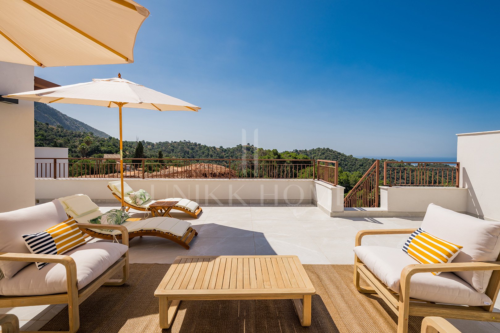 Modern Apartment with Stunning Views and Rooftop Solarium in Cerros del Lago