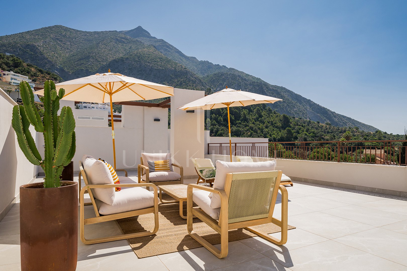 Modern Apartment with Stunning Views and Rooftop Solarium in Cerros del Lago