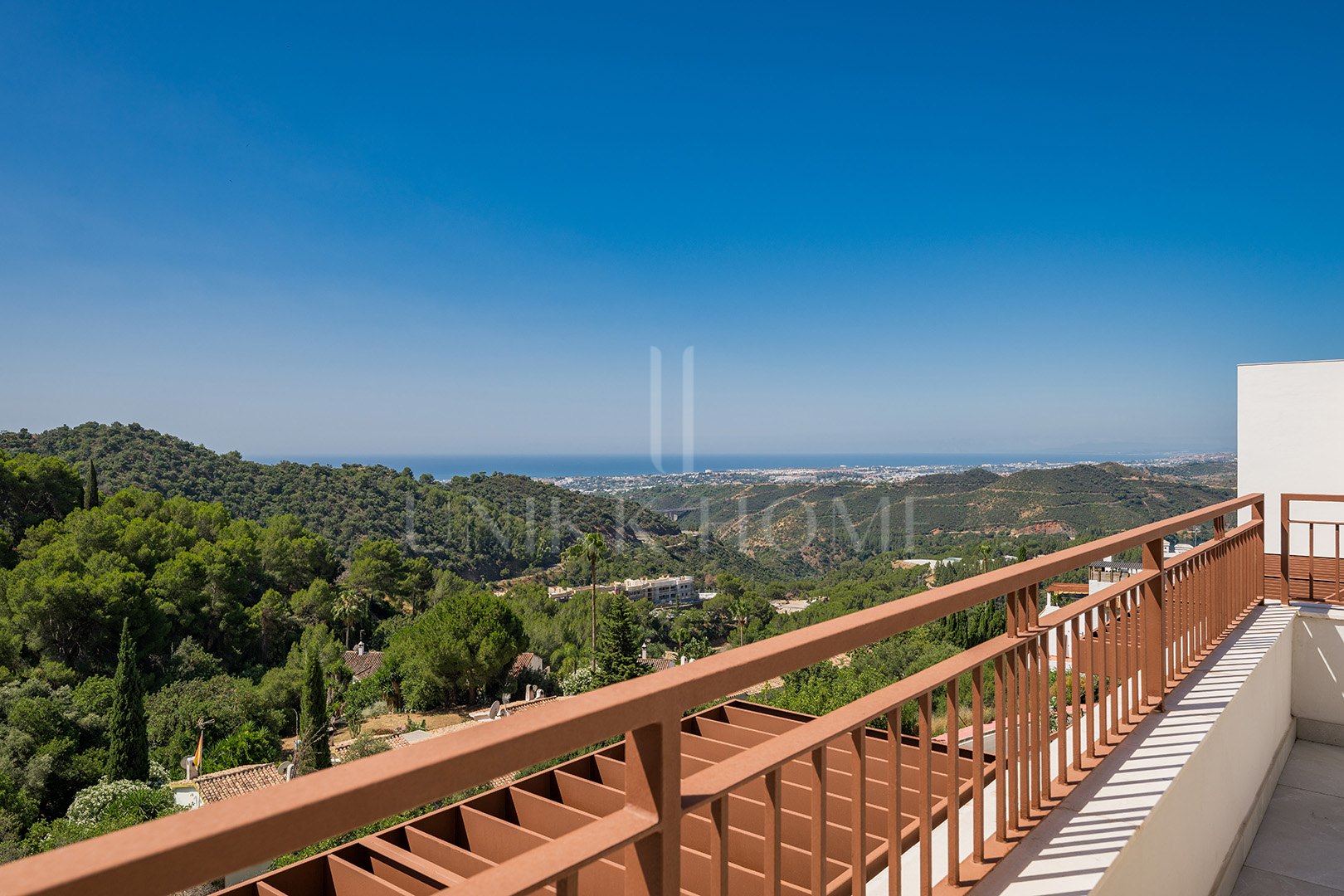 Modern Apartment with Stunning Views and Rooftop Solarium in Cerros del Lago