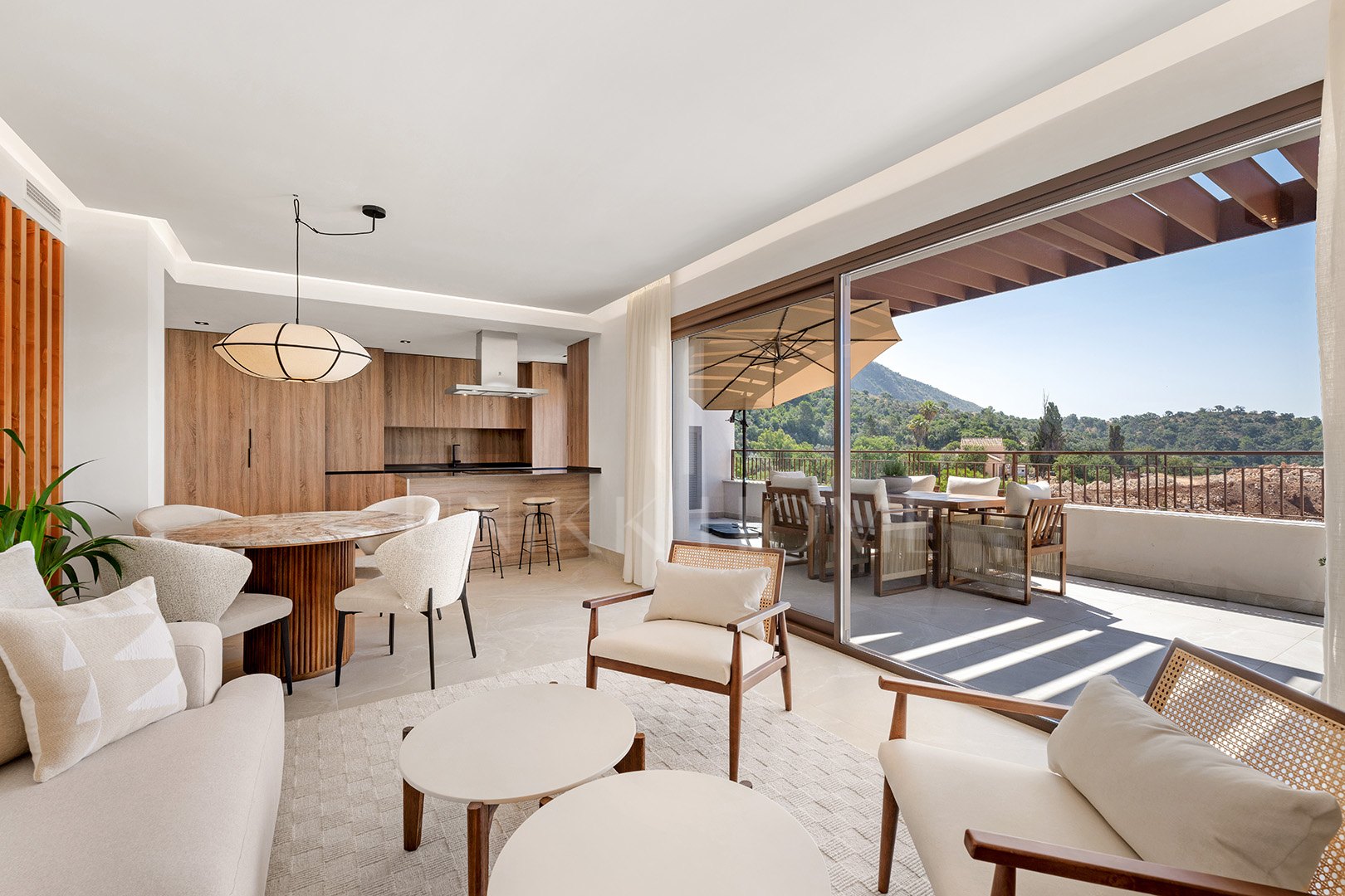 Modern Apartment with Stunning Views and Rooftop Solarium in Cerros del Lago