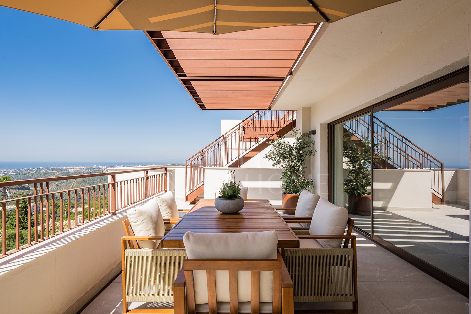 Modern Apartment with Stunning Views and Rooftop Solarium in Cerros del Lago