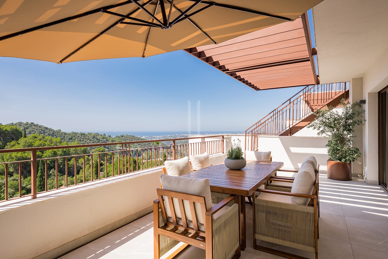 Modern Apartment with Stunning Views and Rooftop Solarium in Cerros del Lago