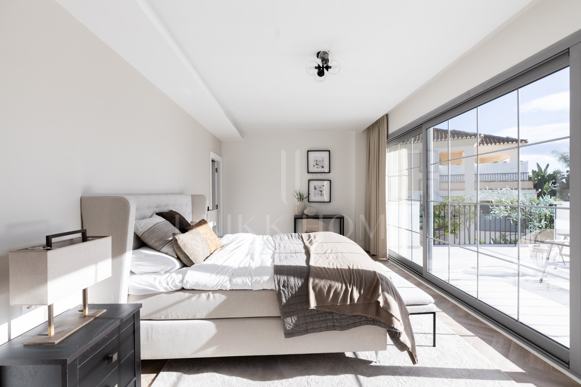 Refined contemporary residence set within the prestigious Los Arqueros community in Benahavís