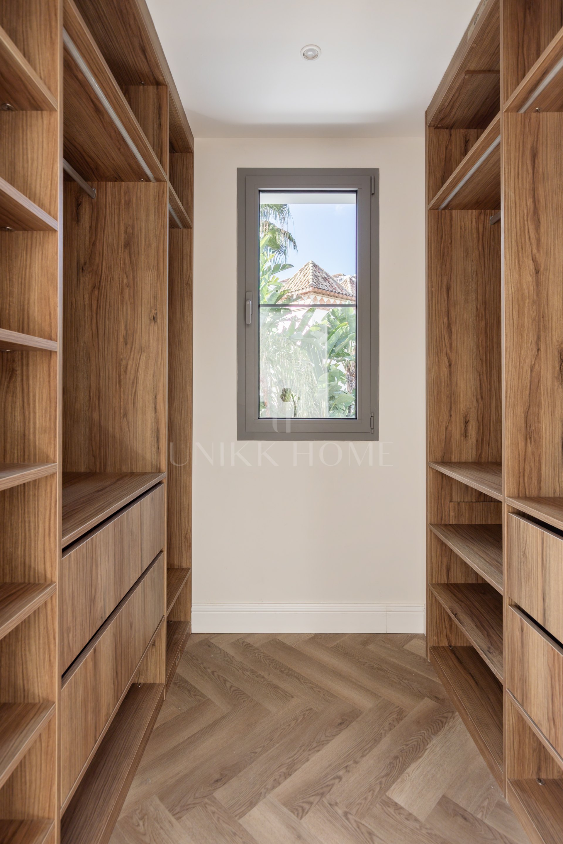 Refined contemporary residence set within the prestigious Los Arqueros community in Benahavís