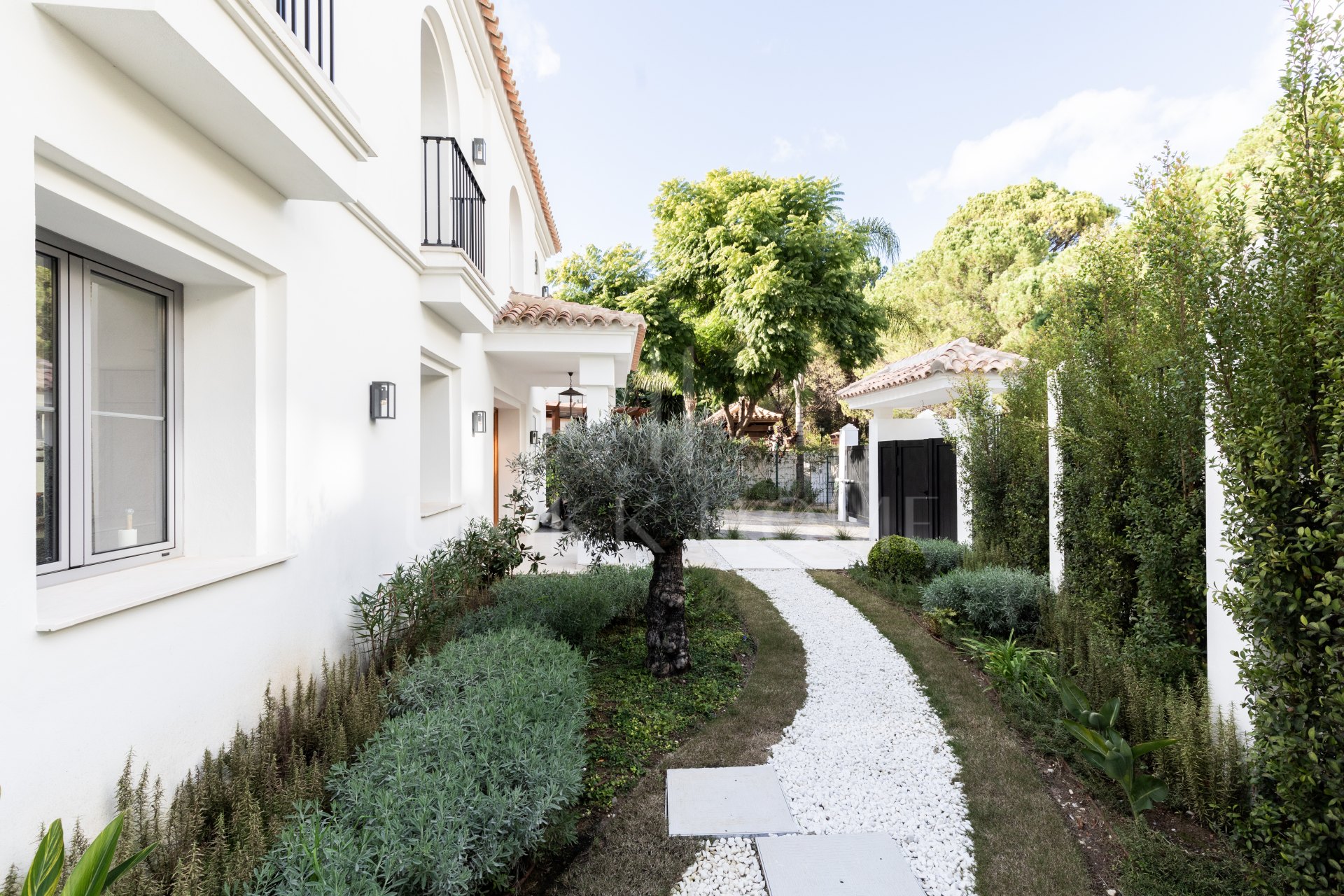 Refined contemporary residence set within the prestigious Los Arqueros community in Benahavís