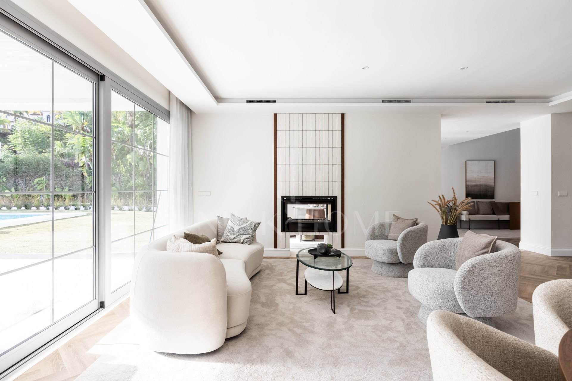 Refined contemporary residence set within the prestigious Los Arqueros community in Benahavís