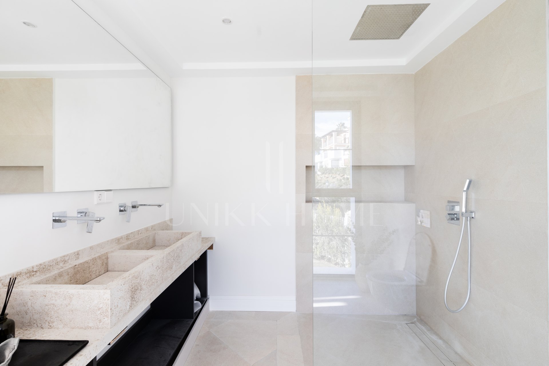 Refined contemporary residence set within the prestigious Los Arqueros community in Benahavís