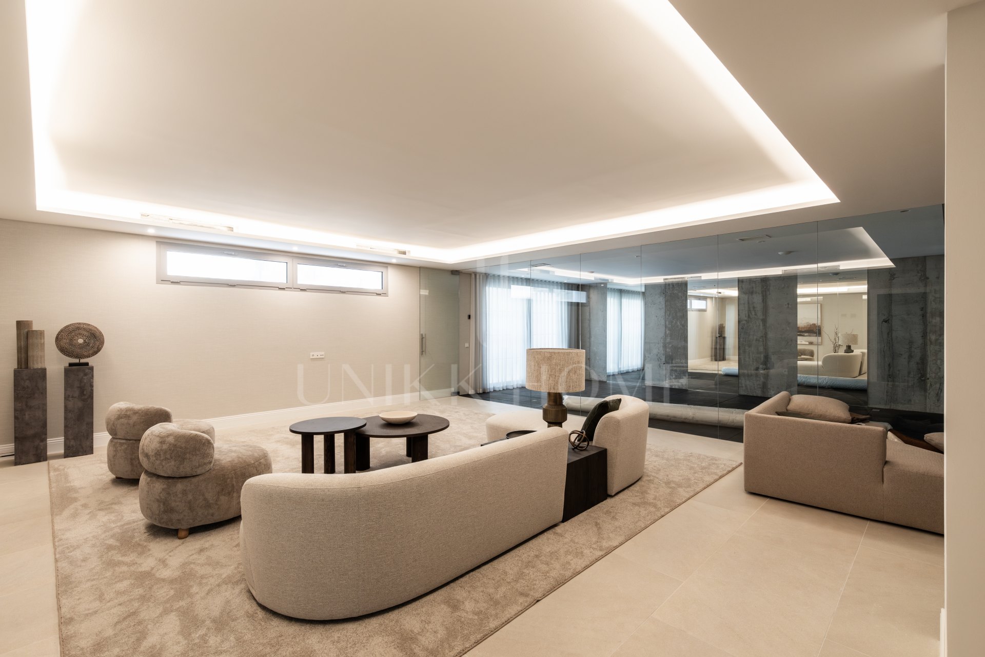 Refined contemporary residence set within the prestigious Los Arqueros community in Benahavís