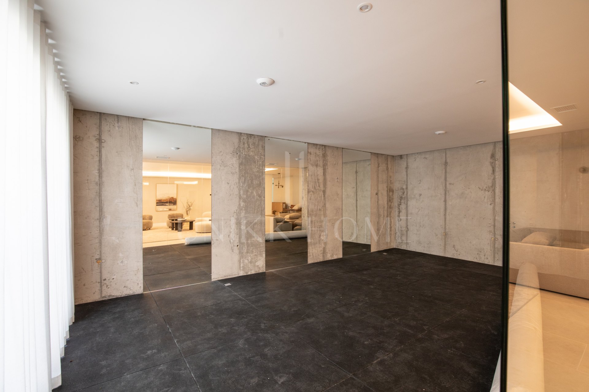 Refined contemporary residence set within the prestigious Los Arqueros community in Benahavís