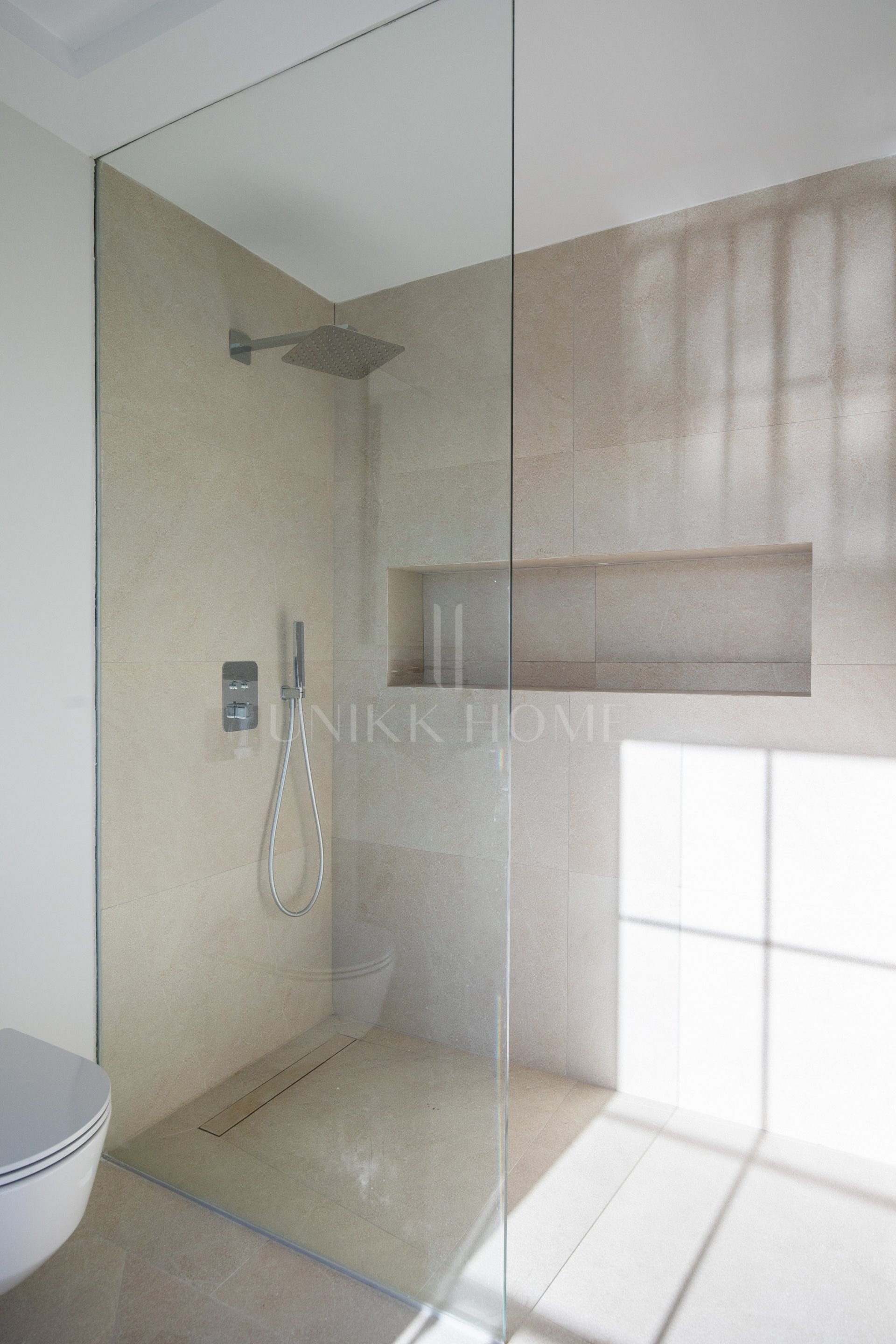 Refined contemporary residence set within the prestigious Los Arqueros community in Benahavís