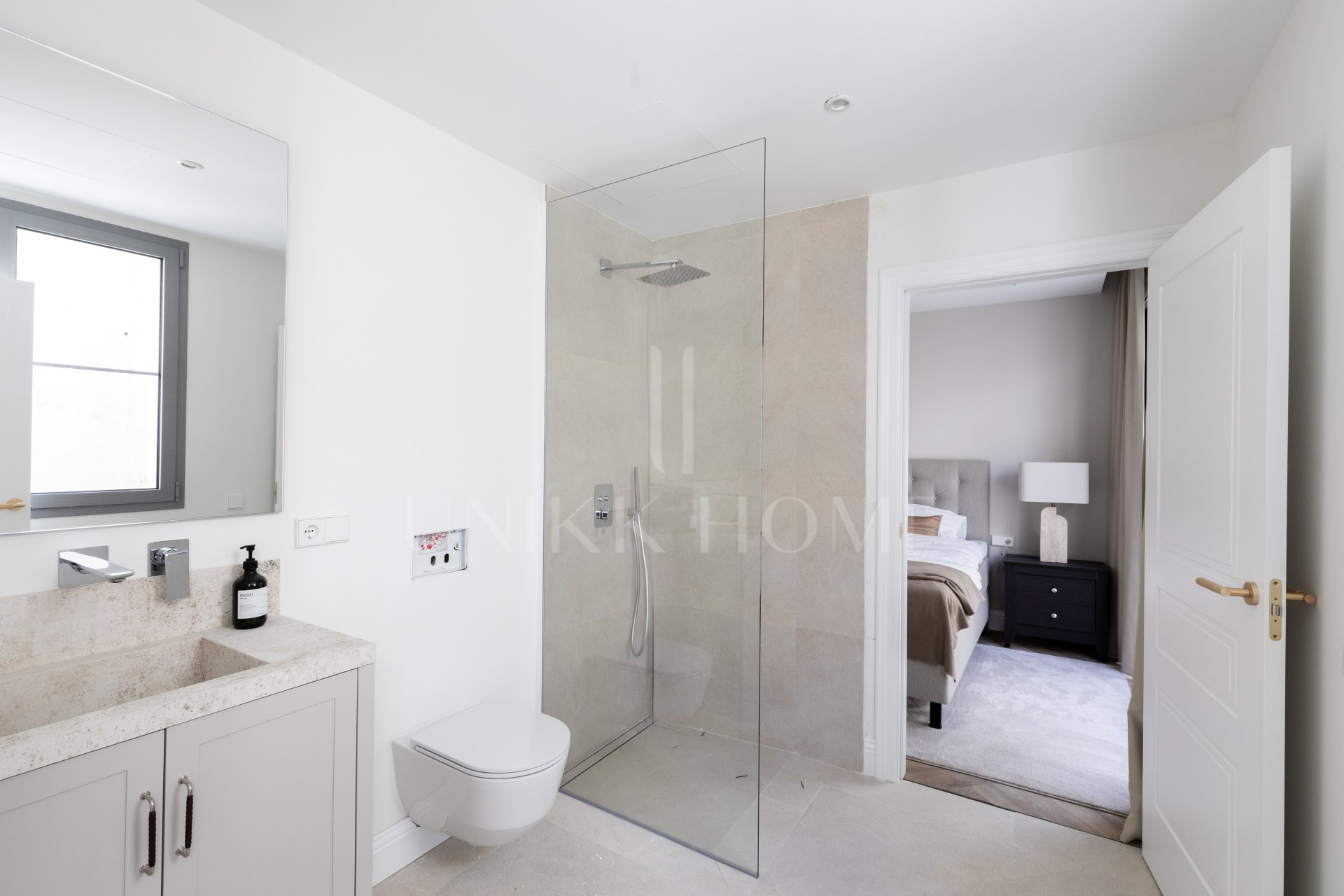 Refined contemporary residence set within the prestigious Los Arqueros community in Benahavís