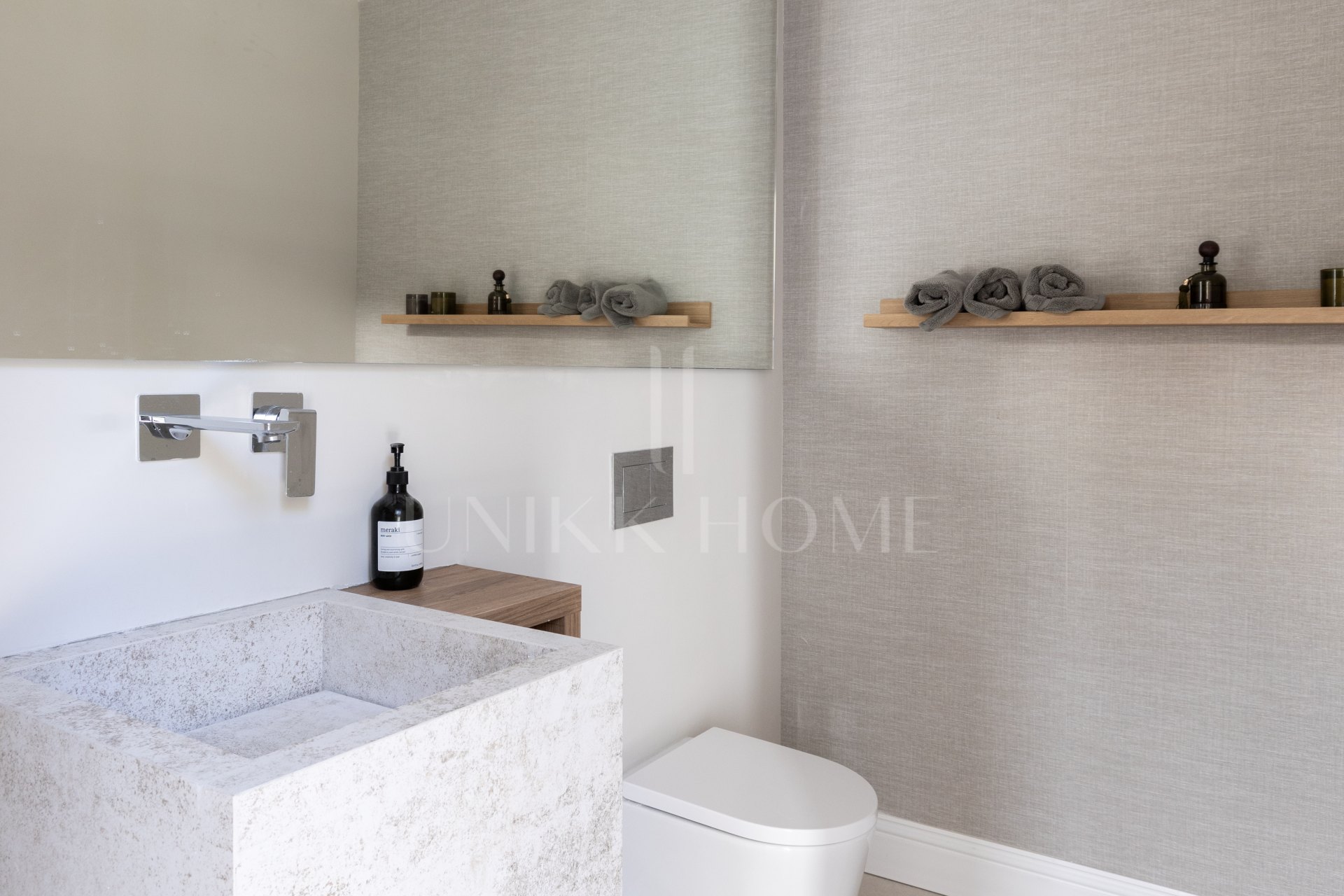 Refined contemporary residence set within the prestigious Los Arqueros community in Benahavís