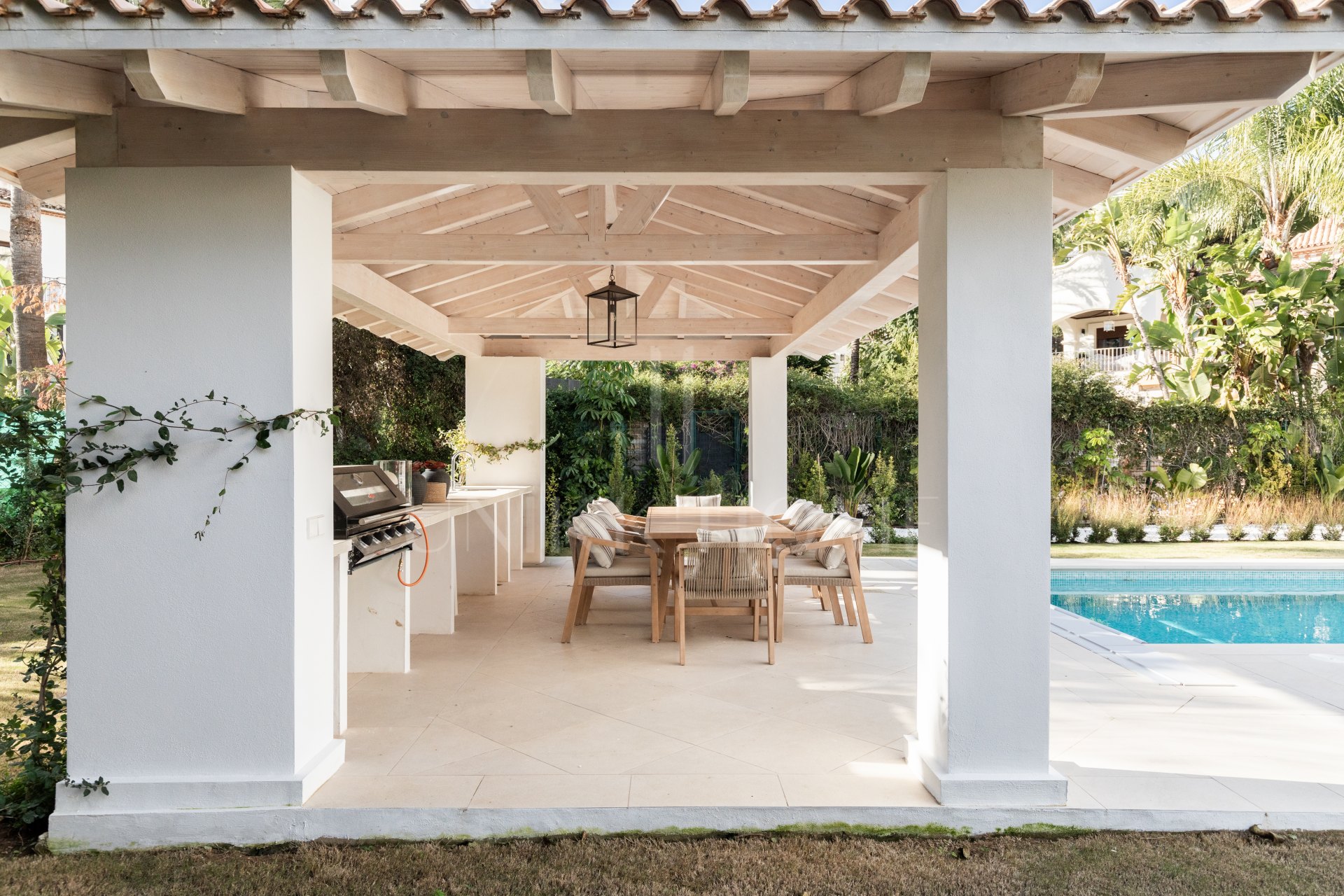 Refined contemporary residence set within the prestigious Los Arqueros community in Benahavís