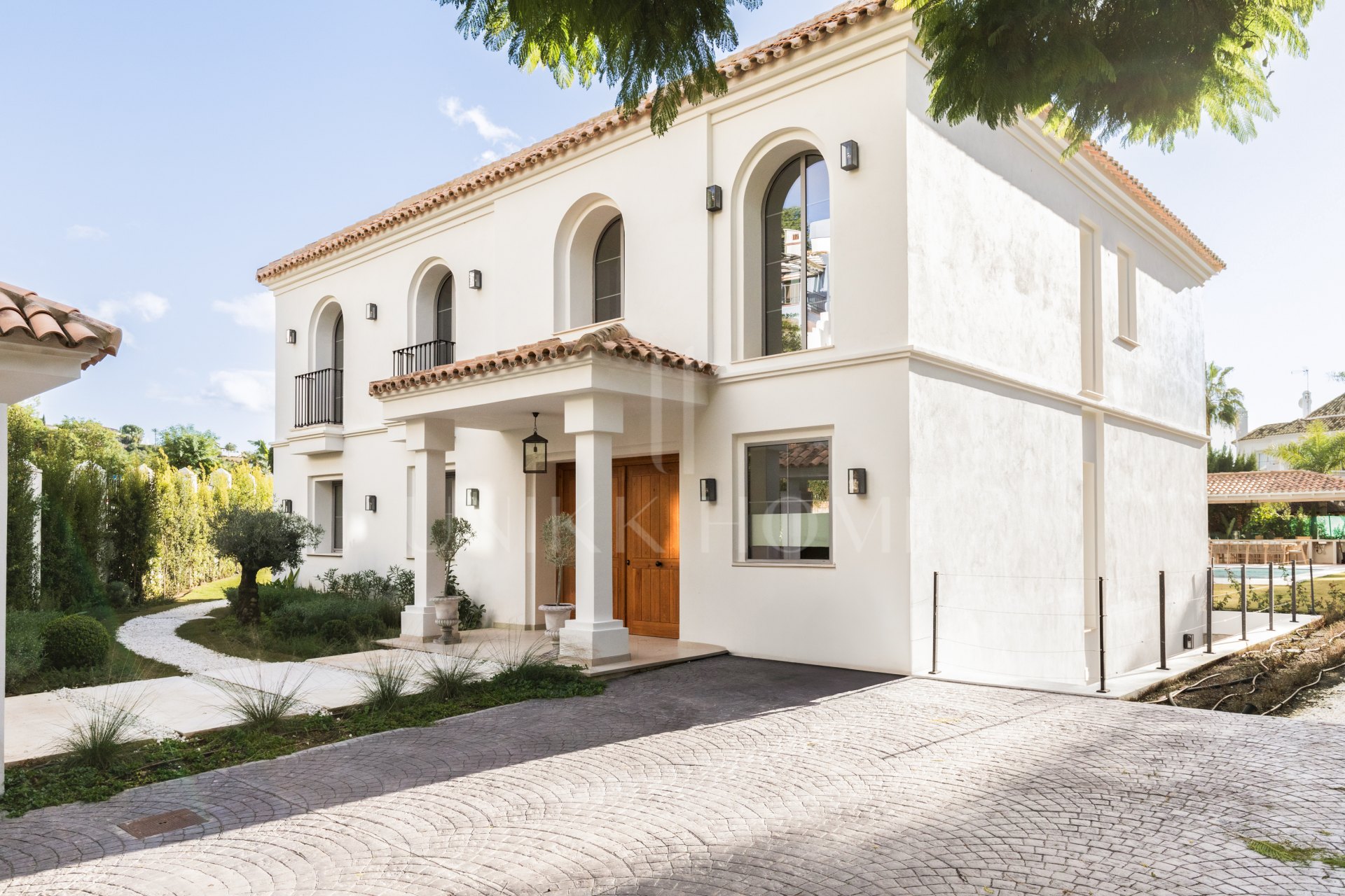 Refined contemporary residence set within the prestigious Los Arqueros community in Benahavís