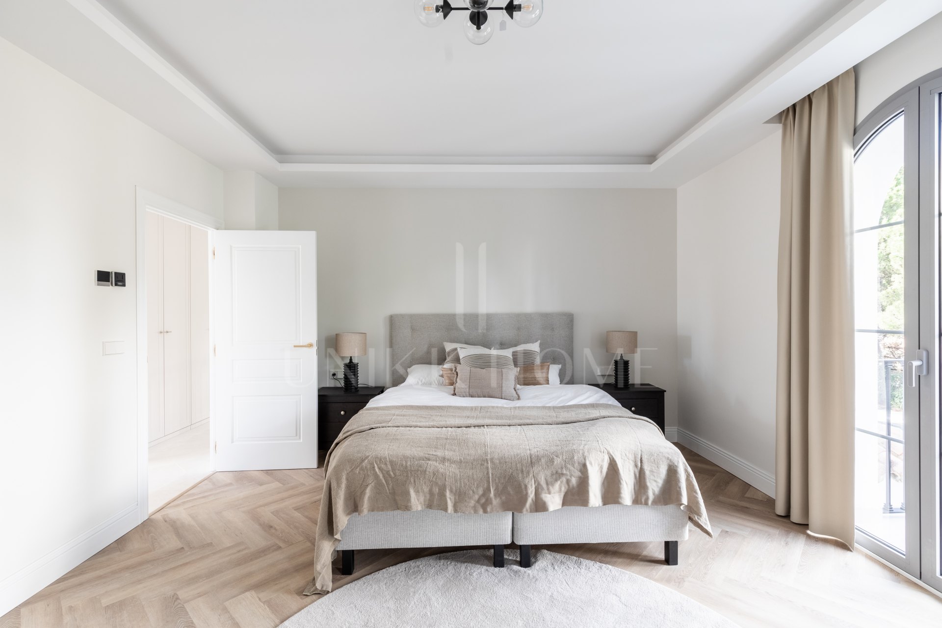 Refined contemporary residence set within the prestigious Los Arqueros community in Benahavís