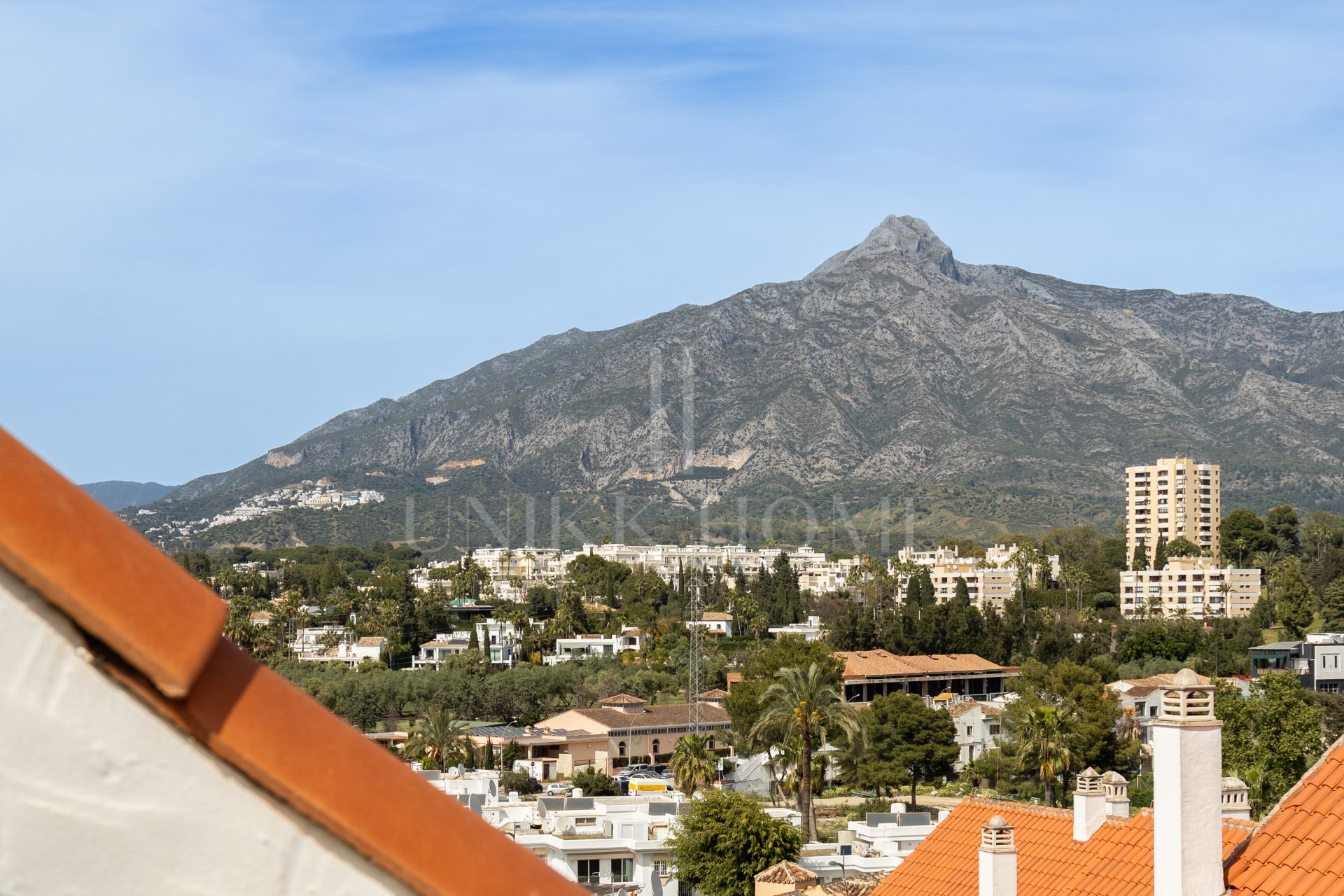 Descubre este impresionante ático dúplex en el corazón de Nueva Andalucía