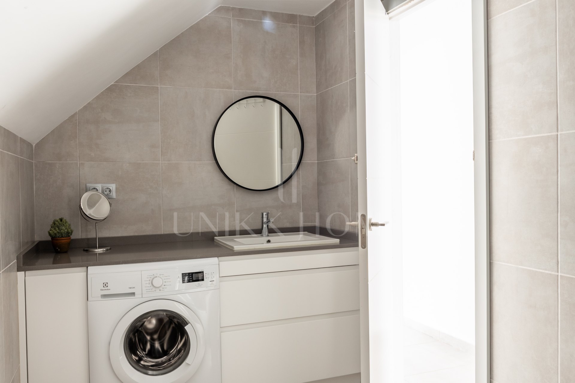 Descubre este impresionante ático dúplex en el corazón de Nueva Andalucía