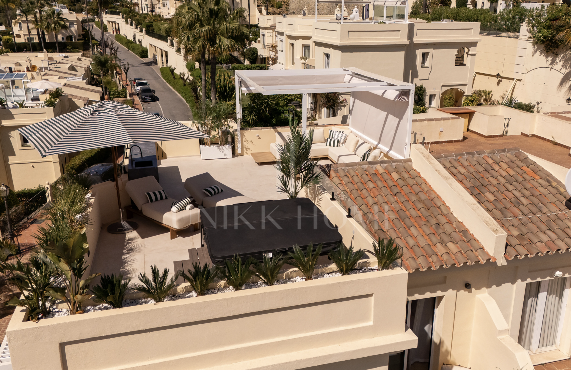 Luxury Townhouse in El Herrojo, Benahavís with 4 bedrooms