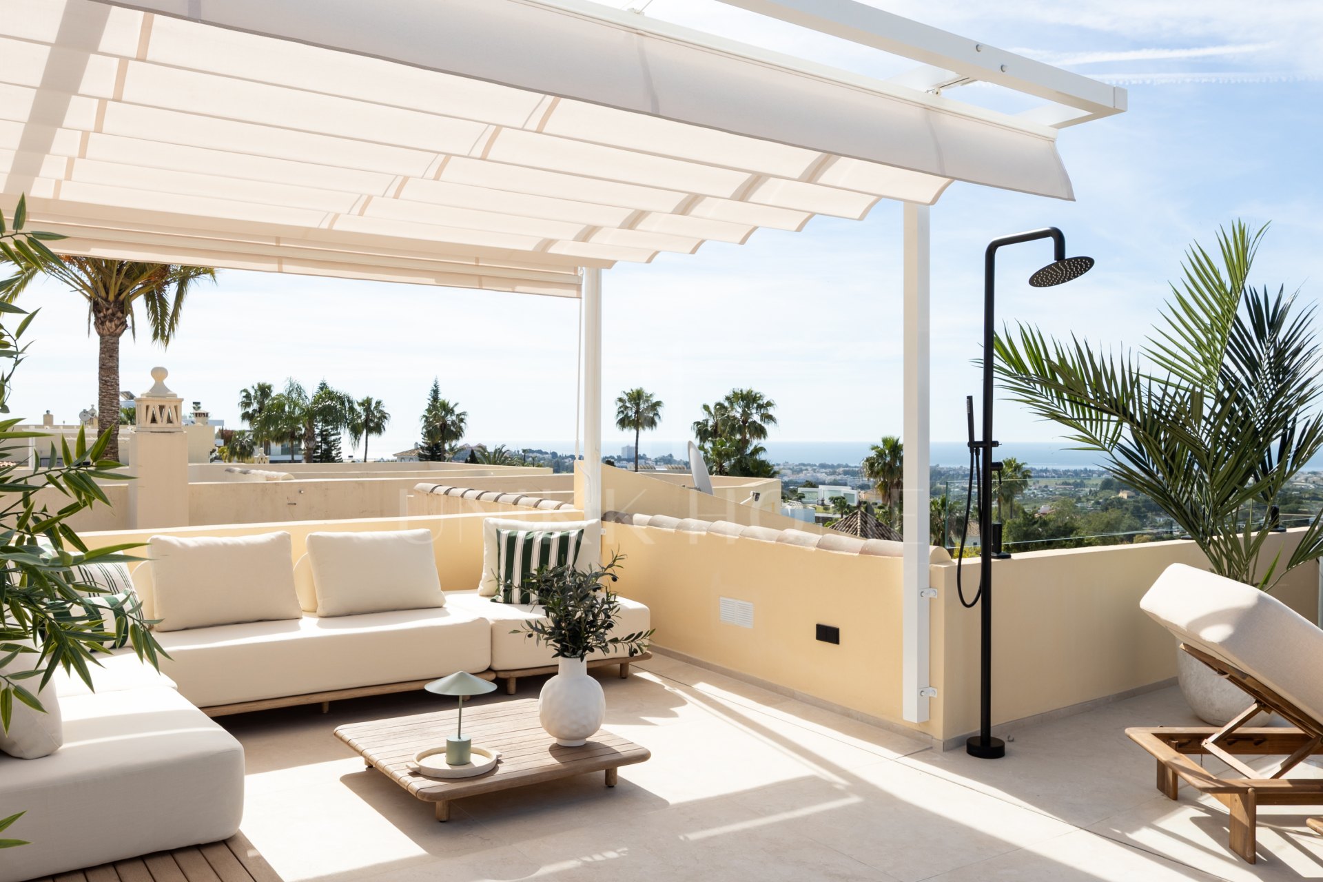 Luxury Townhouse in El Herrojo, Benahavís with 4 bedrooms