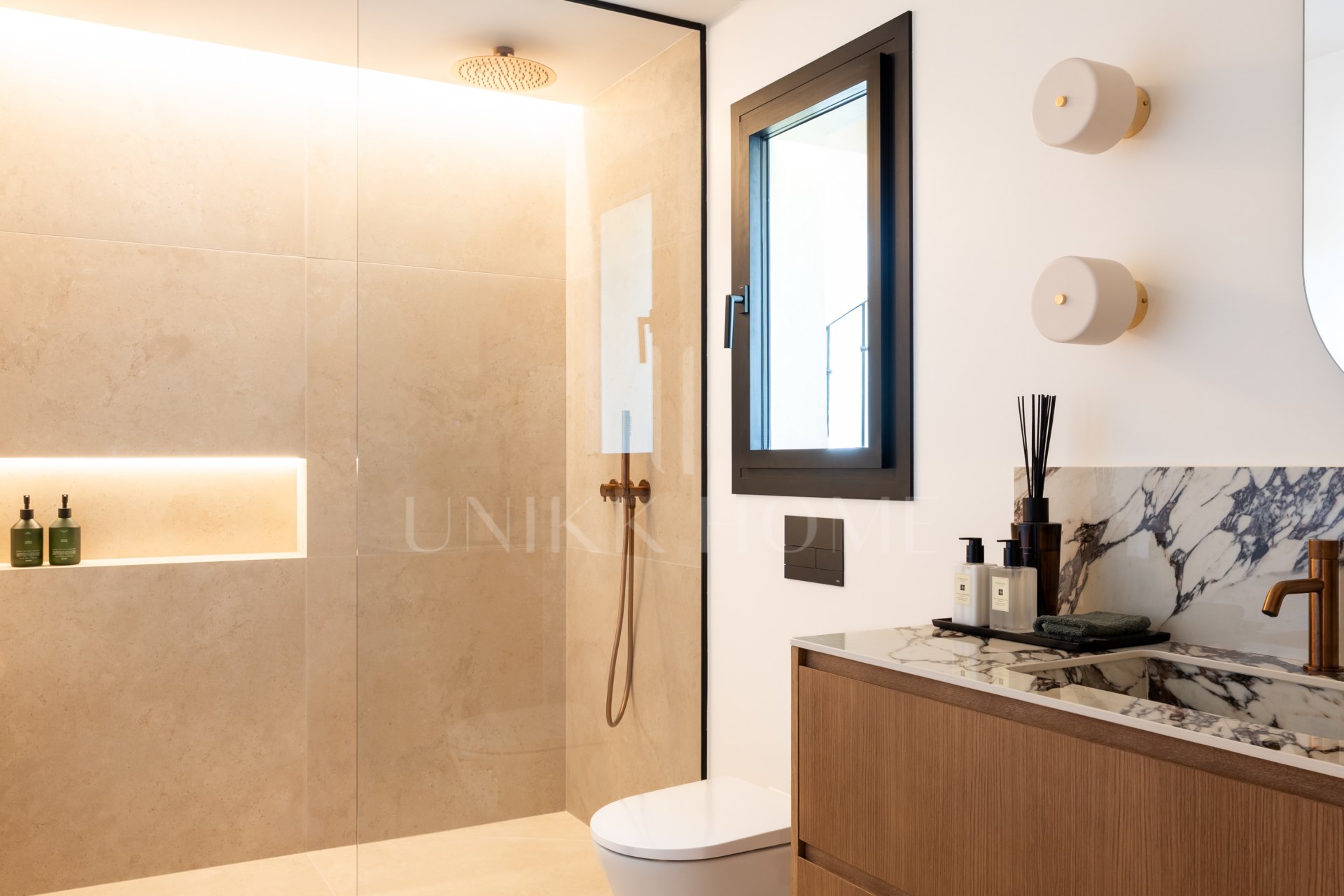 Luxury Townhouse in El Herrojo, Benahavís with 4 bedrooms