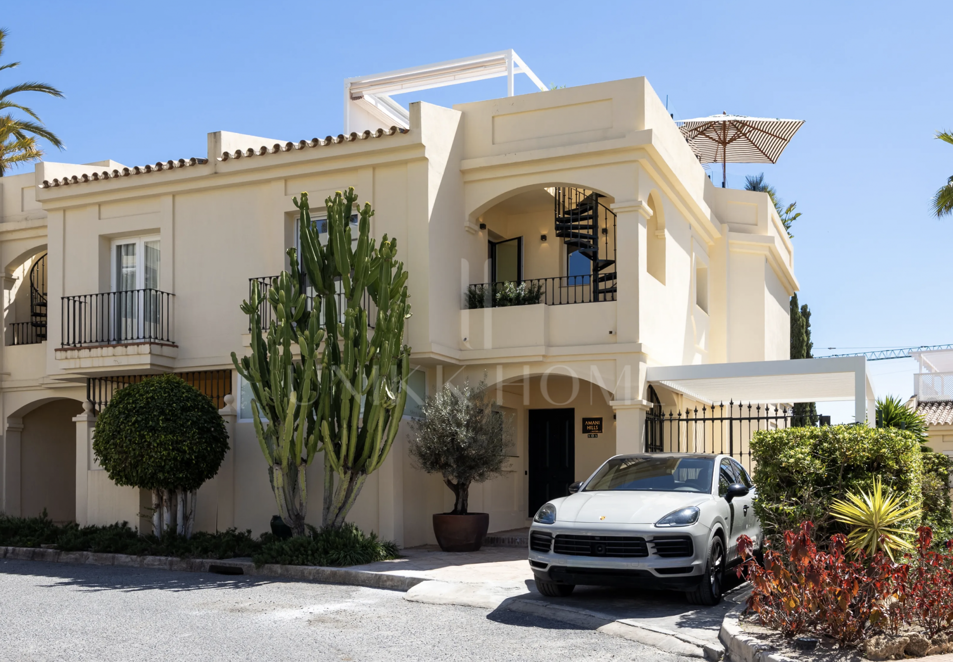 Luxury Townhouse in El Herrojo, Benahavís with 4 bedrooms