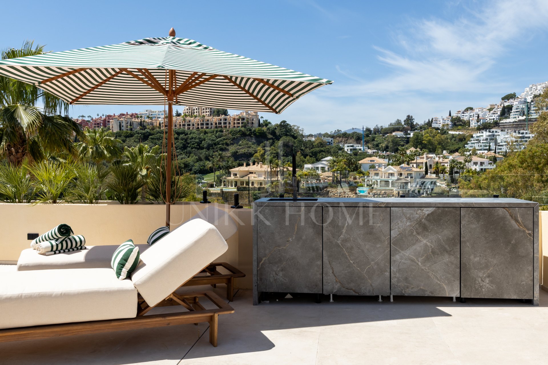 Luxury Townhouse in El Herrojo, Benahavís with 4 bedrooms