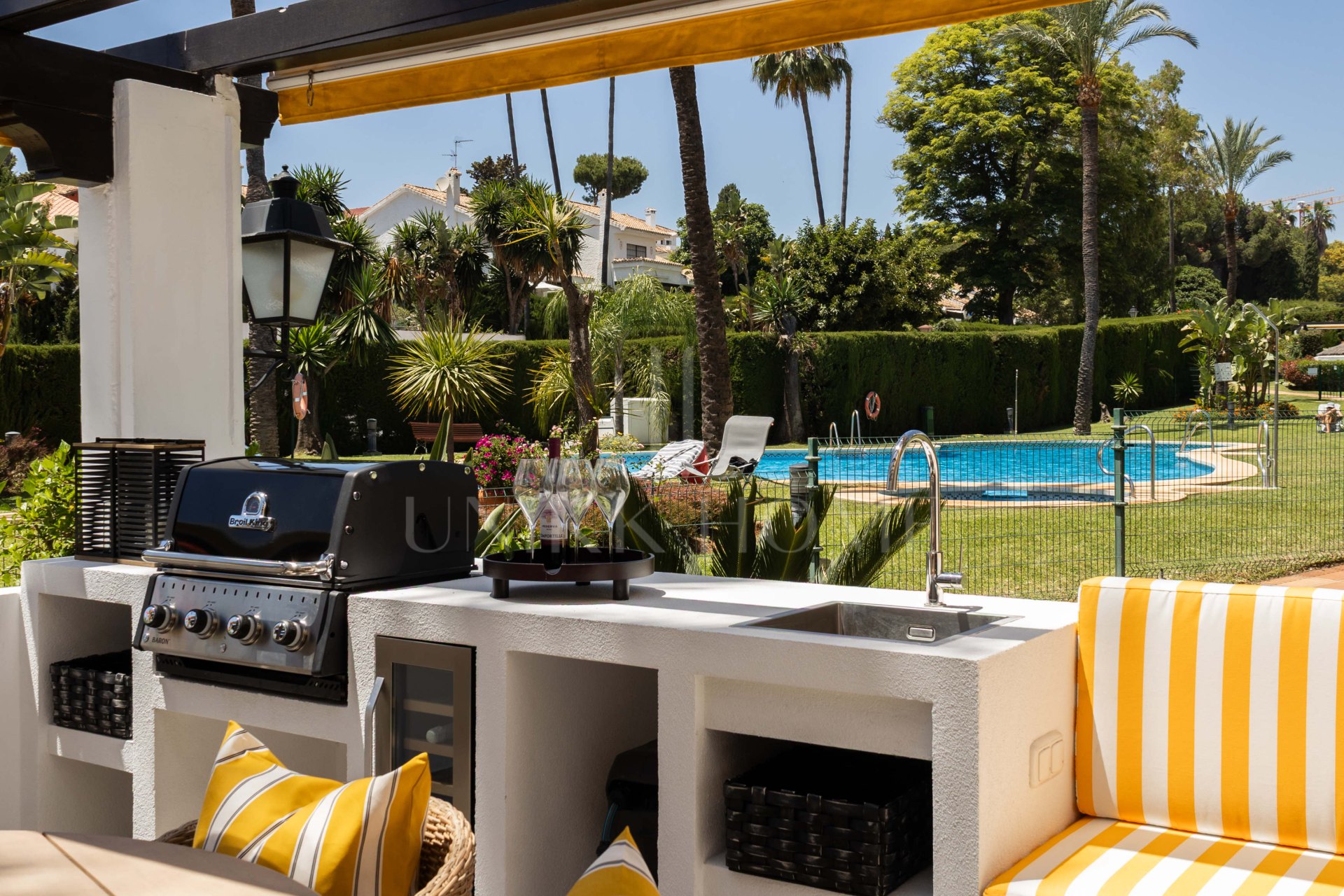 A fully renovated 3-bedroom apartment in iconic Aldea Blanca, rebuilt to Scandinavian standards with premium finishes and two south-west terraces, steps from Puerto Banús.