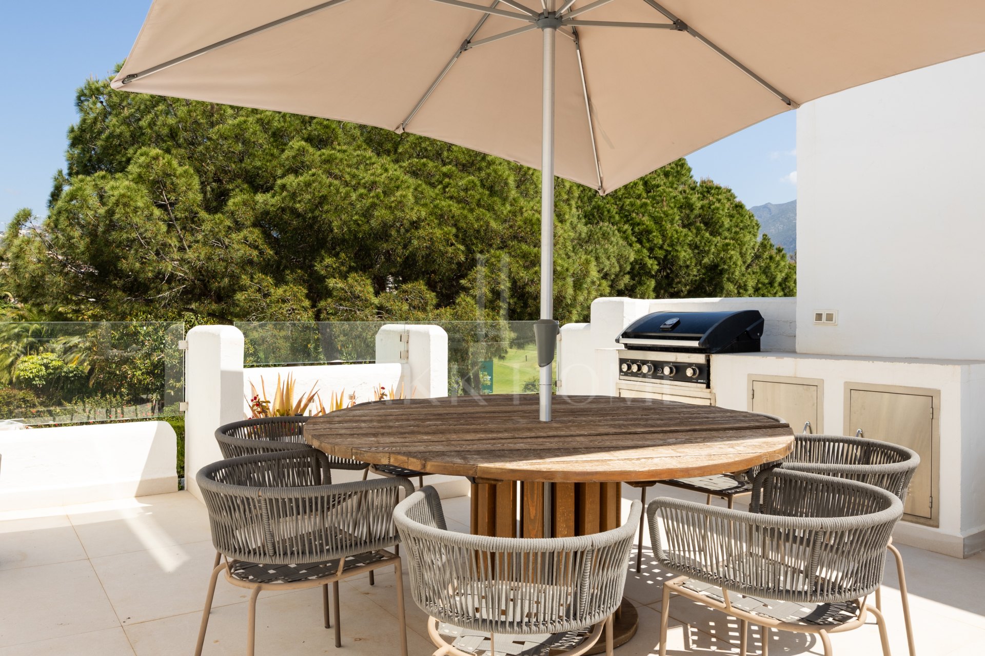 Encantador y privado apartamento dúplex situado en el corazón del prestigioso Valle del Golf de Nueva Andalucía