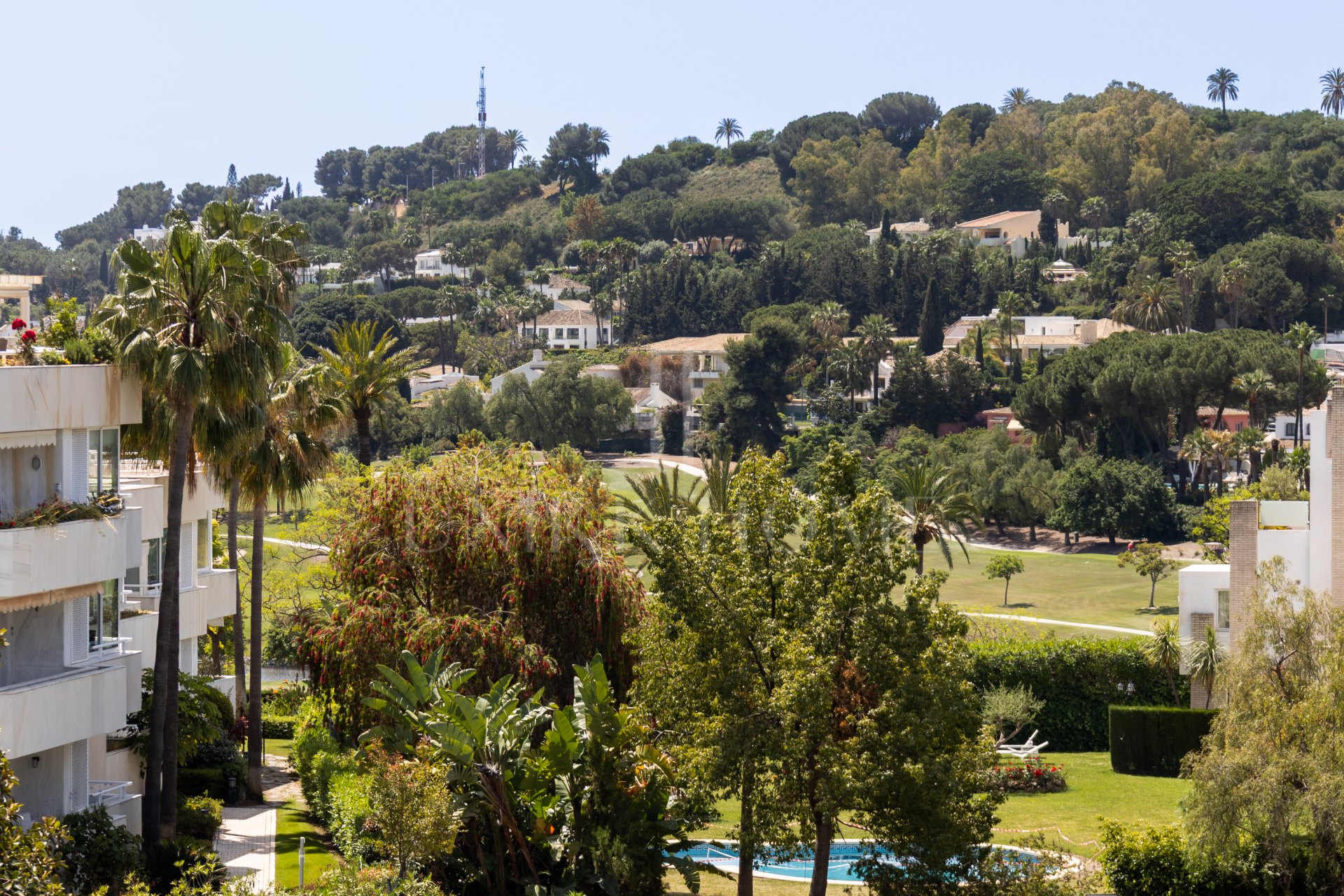 Encantador y privado apartamento dúplex situado en el corazón del prestigioso Valle del Golf de Nueva Andalucía