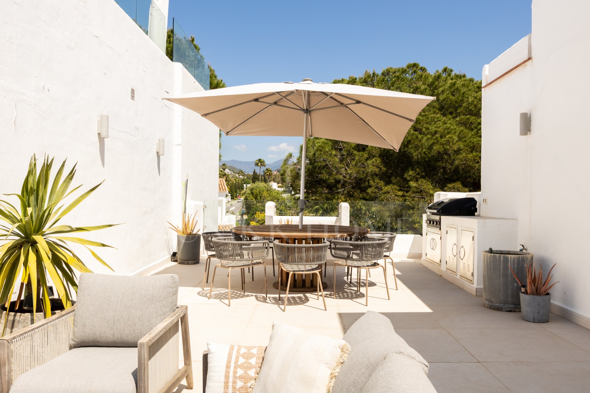 Encantador y privado apartamento dúplex situado en el corazón del prestigioso Valle del Golf de Nueva Andalucía