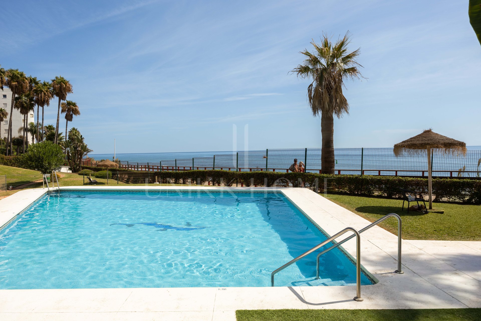 Vistas panorámicas al mar, una amplia terraza, comedor al aire libre y una piscina comunitaria en Calahonda.