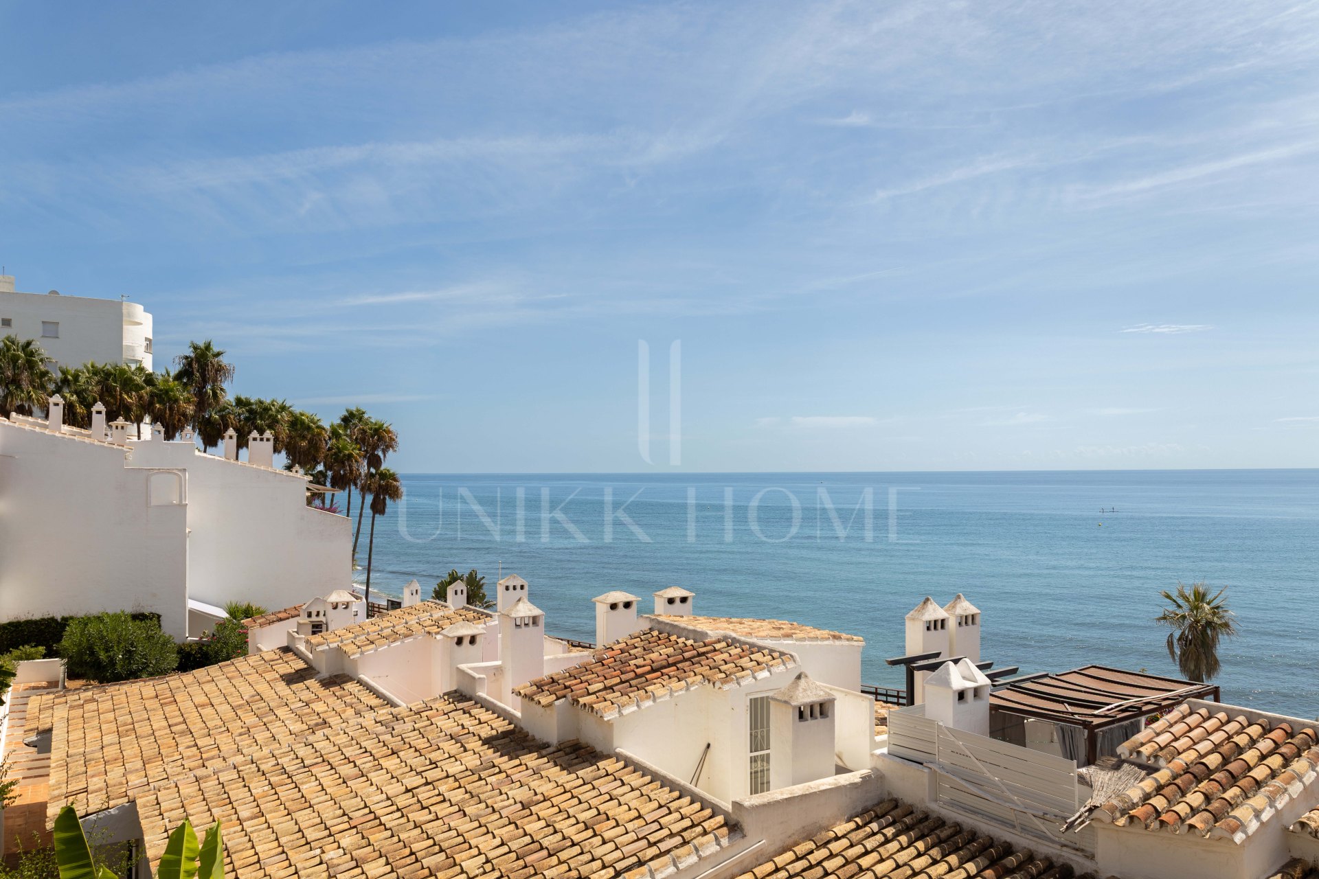 Vistas panorámicas al mar, una amplia terraza, comedor al aire libre y una piscina comunitaria en Calahonda.