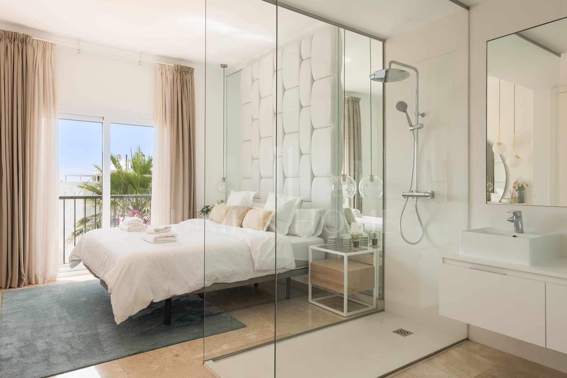 Stunning 2-bedroom penthouse in Paraiso Pueblo, Benahavís, offering panoramic sea views, a 100m² rooftop solarium, luxury resort-style amenities