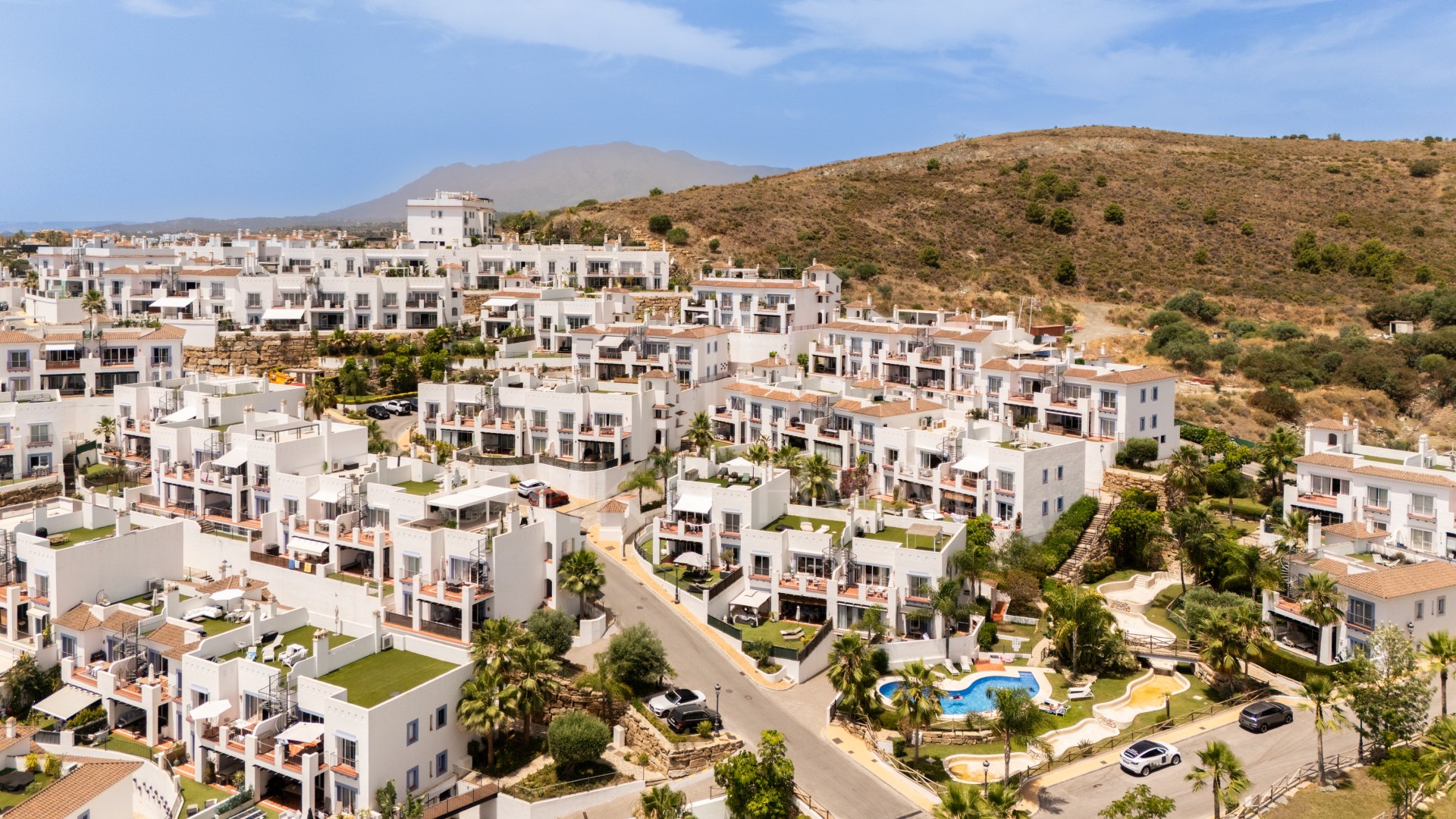 Stunning 2-bedroom penthouse in Paraiso Pueblo, Benahavís, offering panoramic sea views, a 100m² rooftop solarium, luxury resort-style amenities