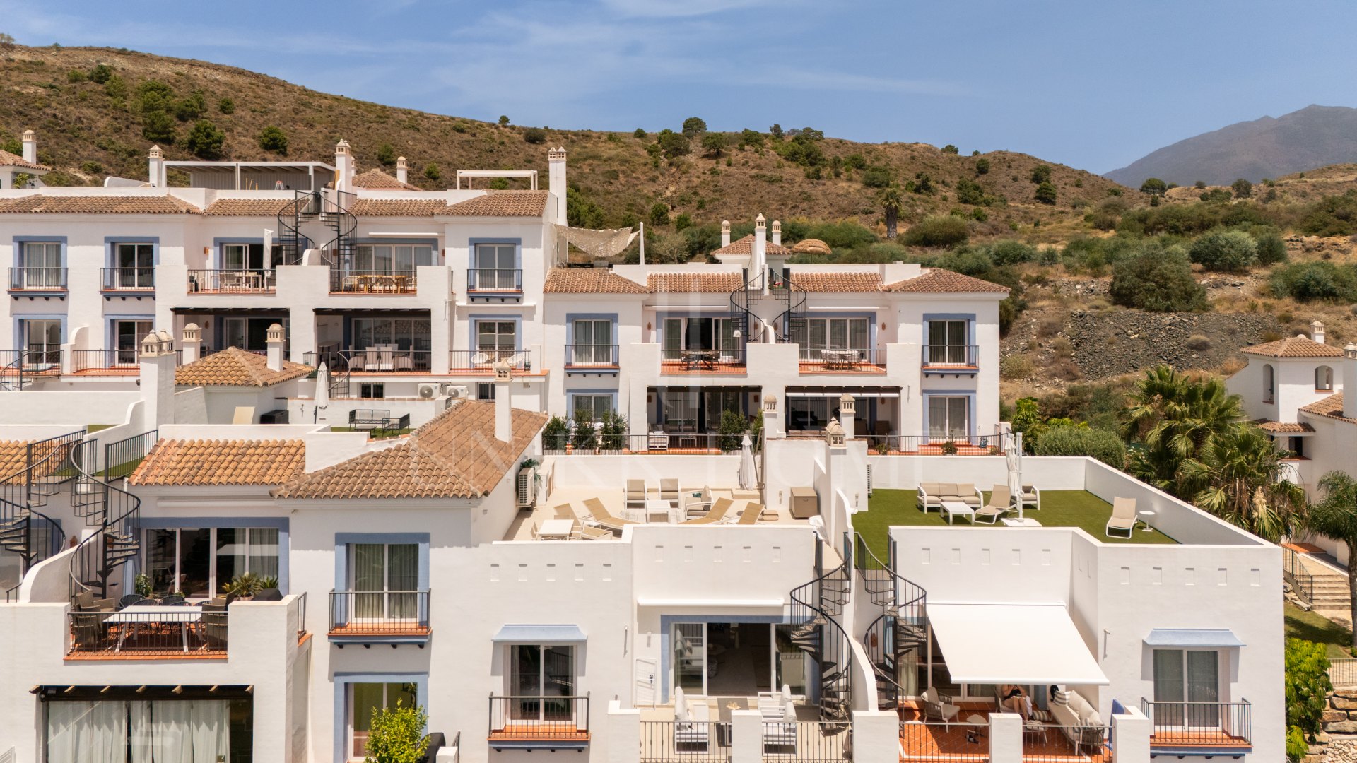 Stunning 2-bedroom penthouse in Paraiso Pueblo, Benahavís, offering panoramic sea views, a 100m² rooftop solarium, luxury resort-style amenities