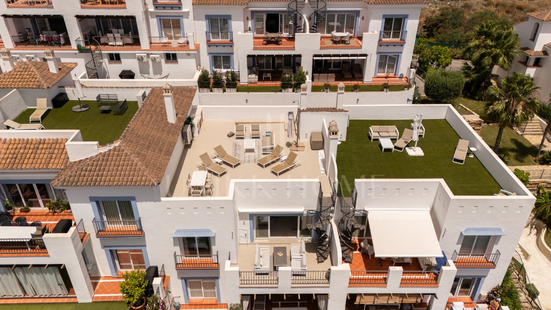 Stunning 2-bedroom penthouse in Paraiso Pueblo, Benahavís, offering panoramic sea views, a 100m² rooftop solarium, luxury resort-style amenities