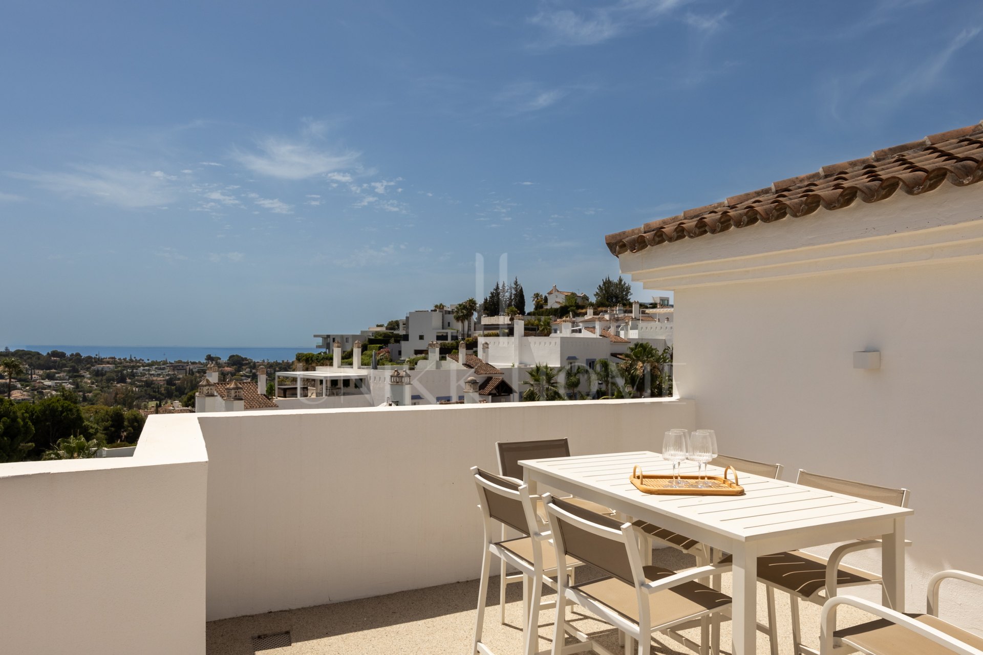 Stunning 2-bedroom penthouse in Paraiso Pueblo, Benahavís, offering panoramic sea views, a 100m² rooftop solarium, luxury resort-style amenities
