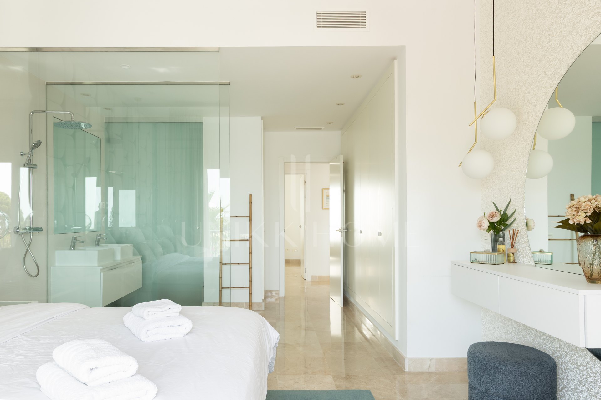 Stunning 2-bedroom penthouse in Paraiso Pueblo, Benahavís, offering panoramic sea views, a 100m² rooftop solarium, luxury resort-style amenities