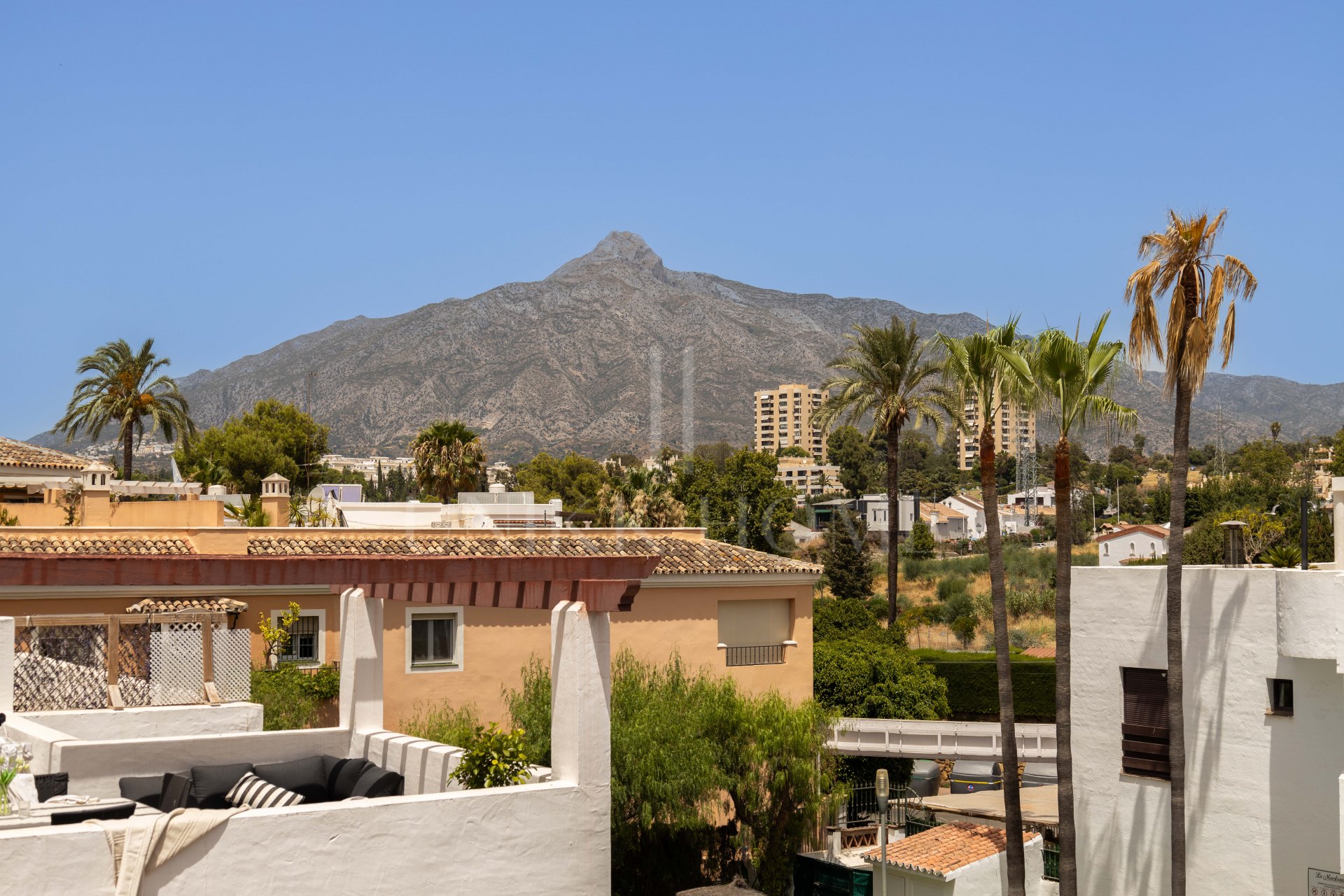 Luxury 3-bedroom apartment in Nueva Andalucía, close to the beach with sea views