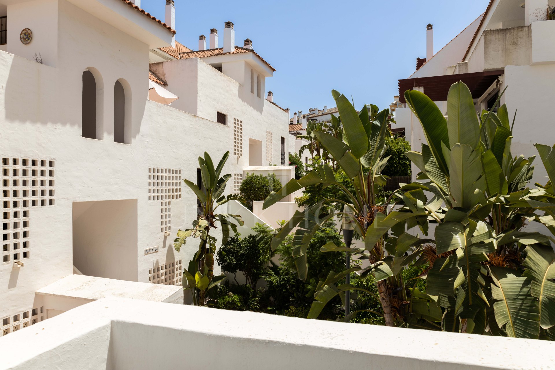 Luxury 3-bedroom apartment in Nueva Andalucía, close to the beach with sea views