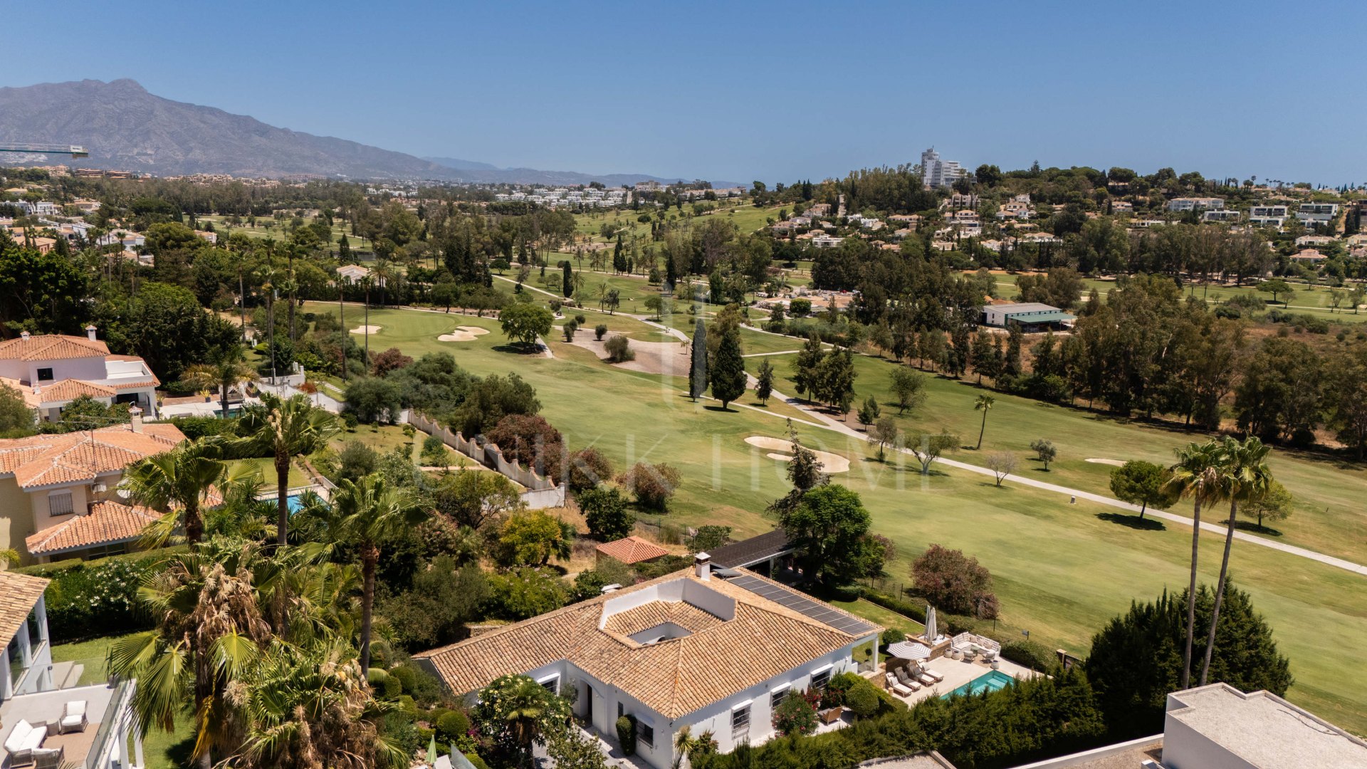 Frontline golf villa in El Paraíso with 4 bedrooms, heated saltwater pool, south-facing plot and mountain views