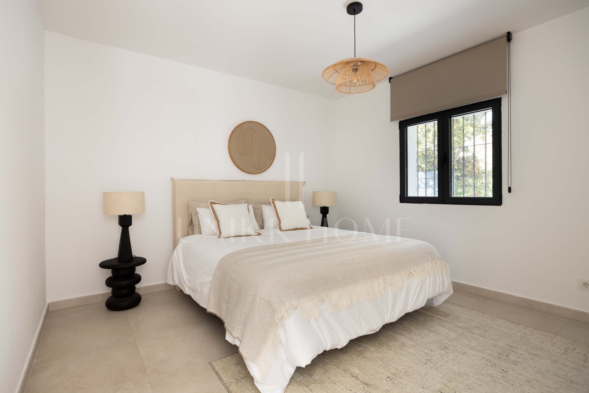 Frontline golf villa in El Paraíso with 4 bedrooms, heated saltwater pool, south-facing plot and mountain views