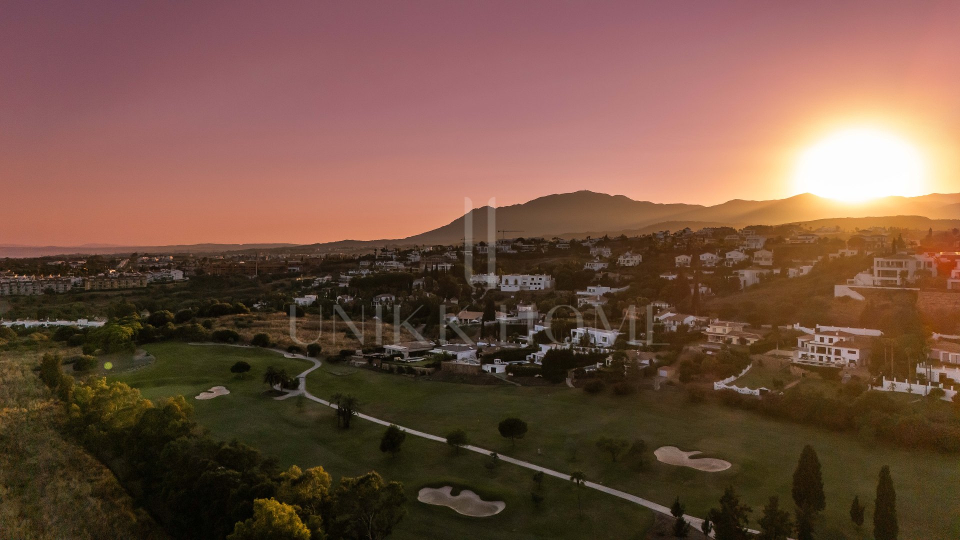Frontline golf villa in El Paraíso with 4 bedrooms, heated saltwater pool, south-facing plot and mountain views