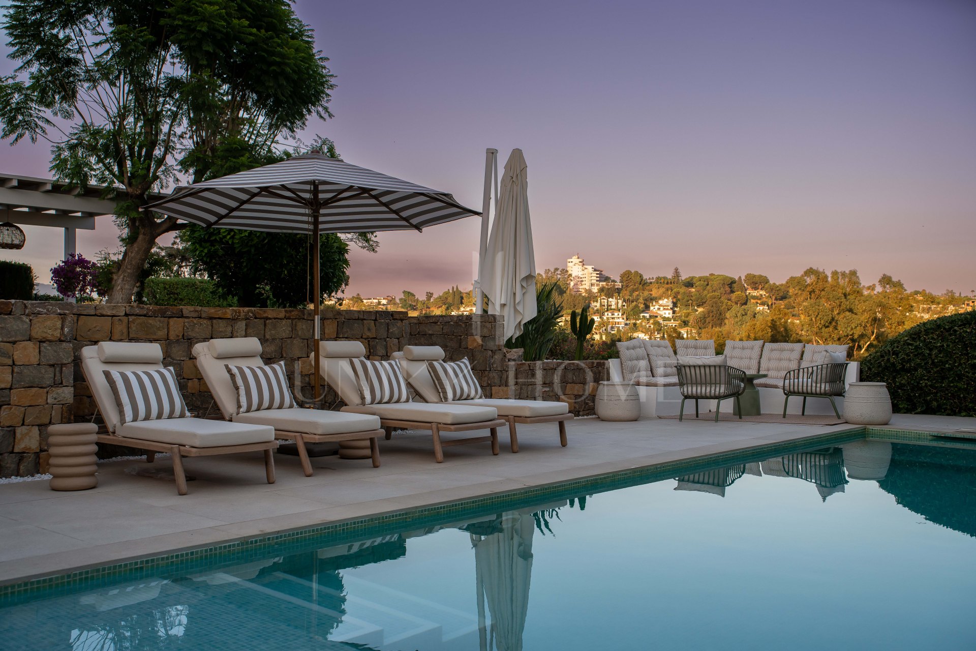 Frontline golf villa in El Paraíso with 4 bedrooms, heated saltwater pool, south-facing plot and mountain views