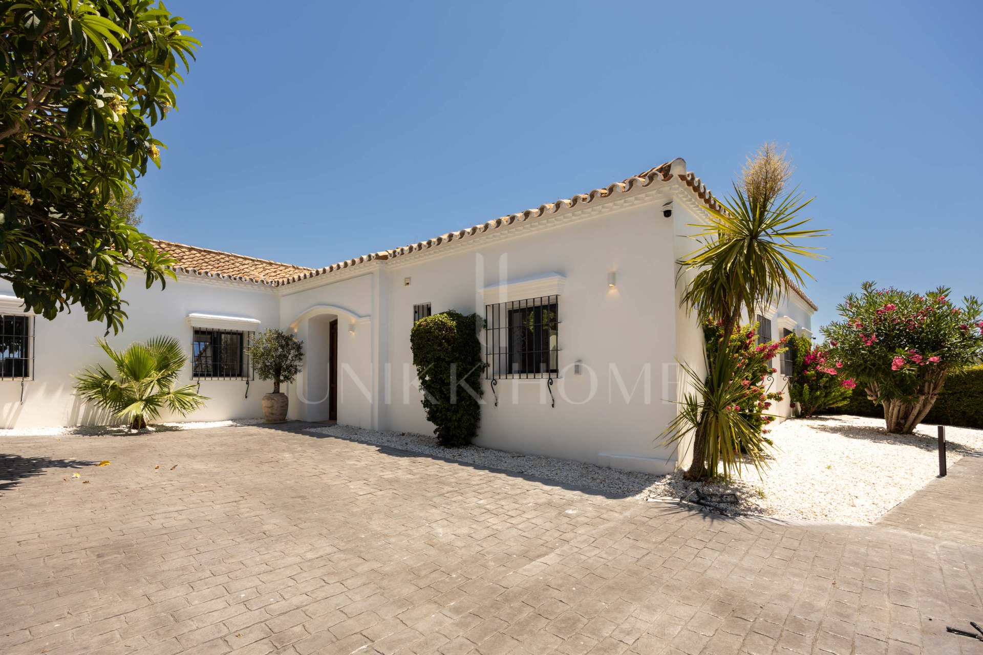 Frontline golf villa in El Paraíso with 4 bedrooms, heated saltwater pool, south-facing plot and mountain views